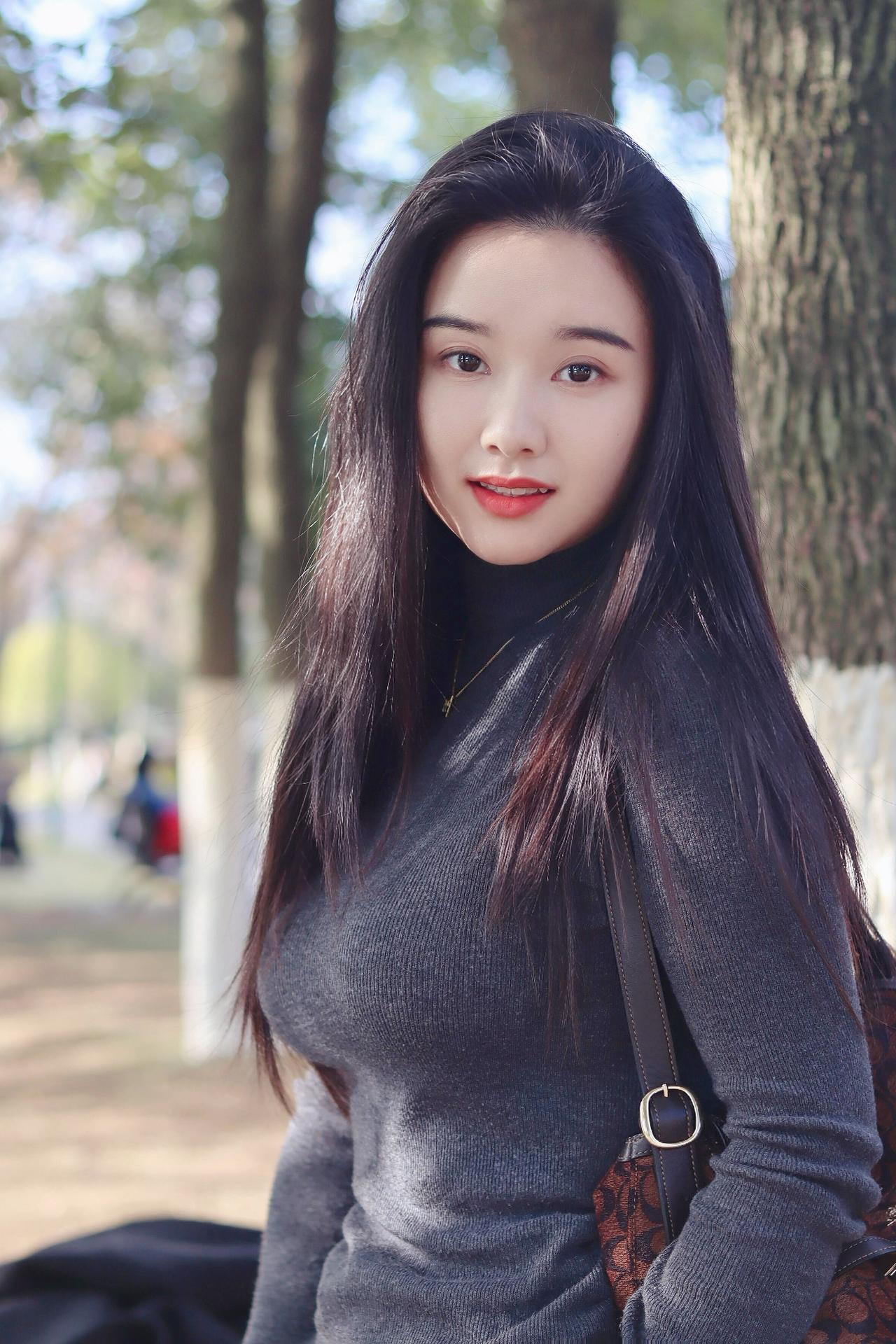 南歌子·秋林灰衫原创诗词林影筛晴色，阶痕叠落黄。灰衫轻裹颈边霜，金链一