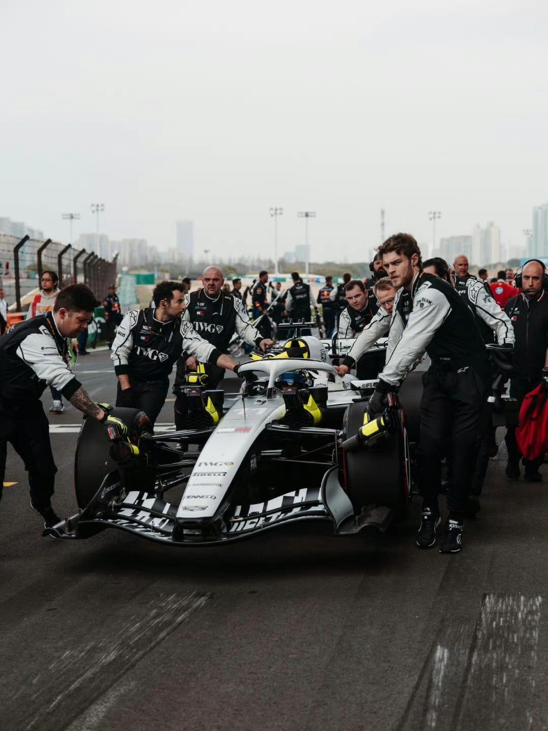 博塔斯和佩雷兹两位车手目前的状态，用一个很直接的词来形容就是：“有点生疏”。比