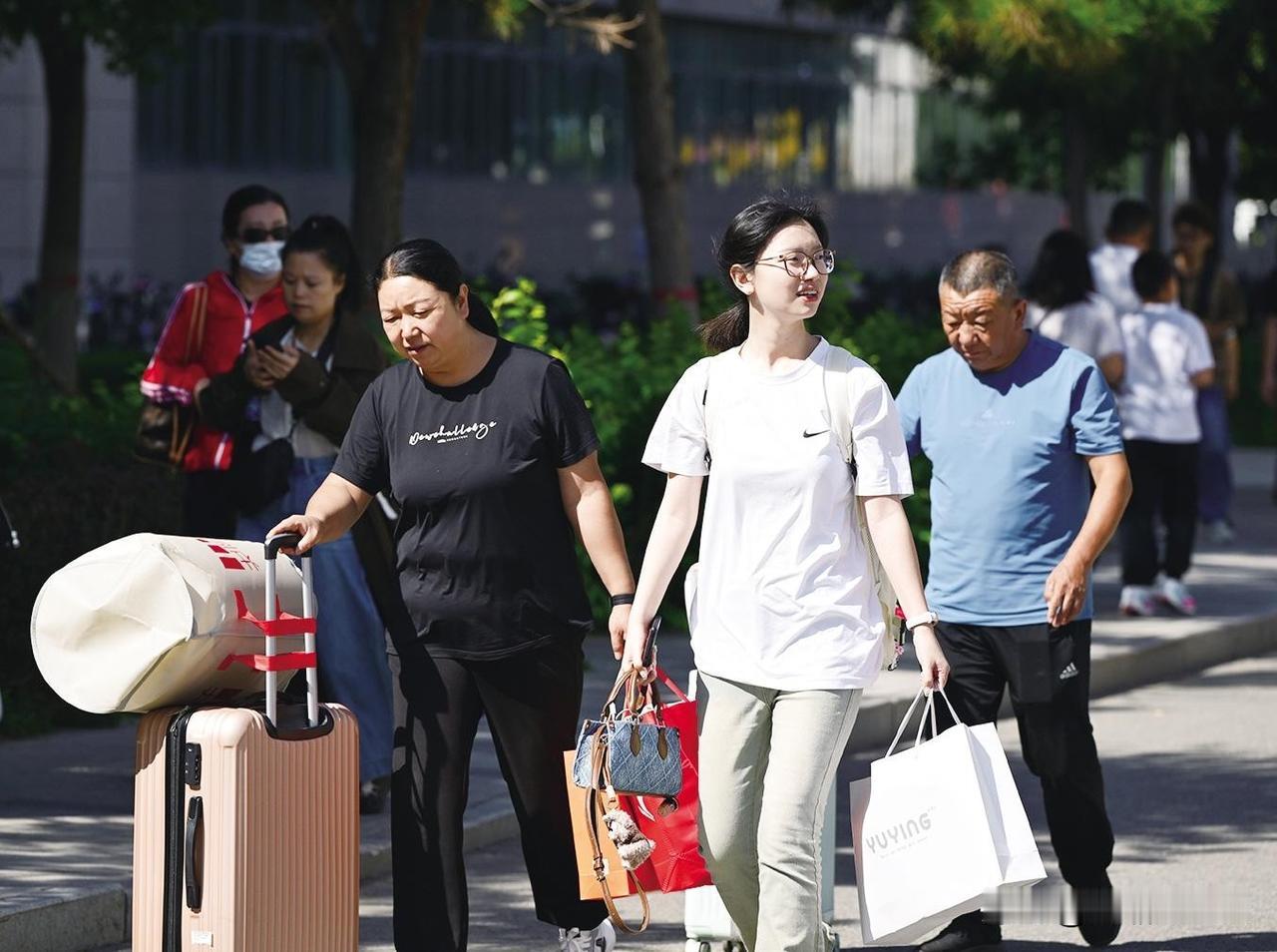 家长凌晨六点到校抢床位：你孩子的下铺，可能正好是别人的刚需！开学季一段视频看