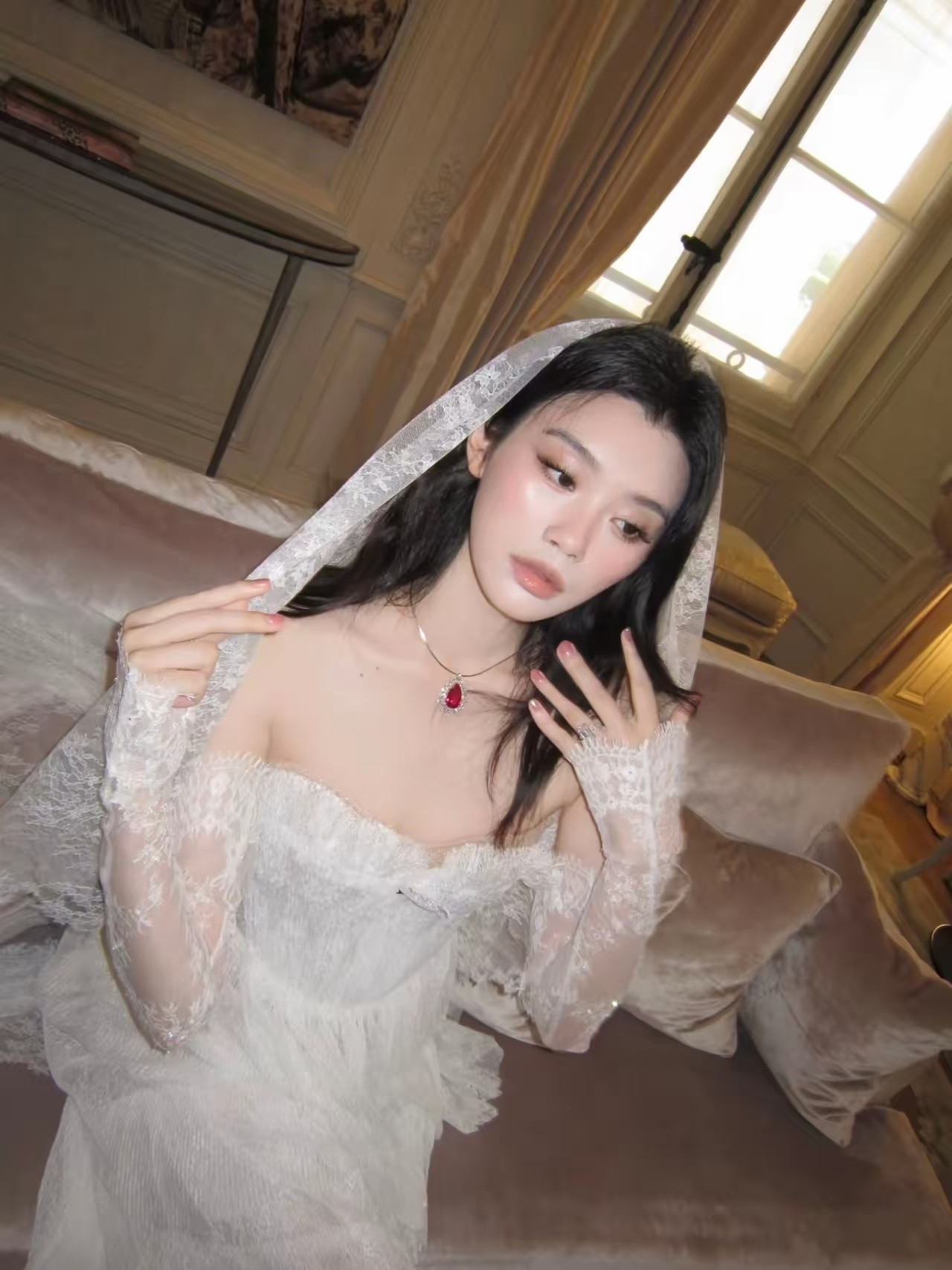 奚梦瑶第二套婚纱，戴的红宝石项链，居然又是她婆婆的！