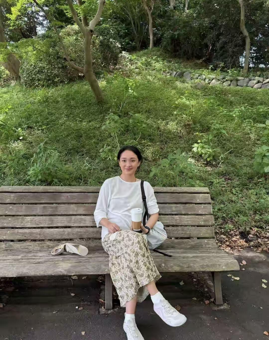 哇！周迅到川西旅游，素颜出镜，颜值回到了巅峰时期，还惊喜撞见了七彩祥云！谁敢