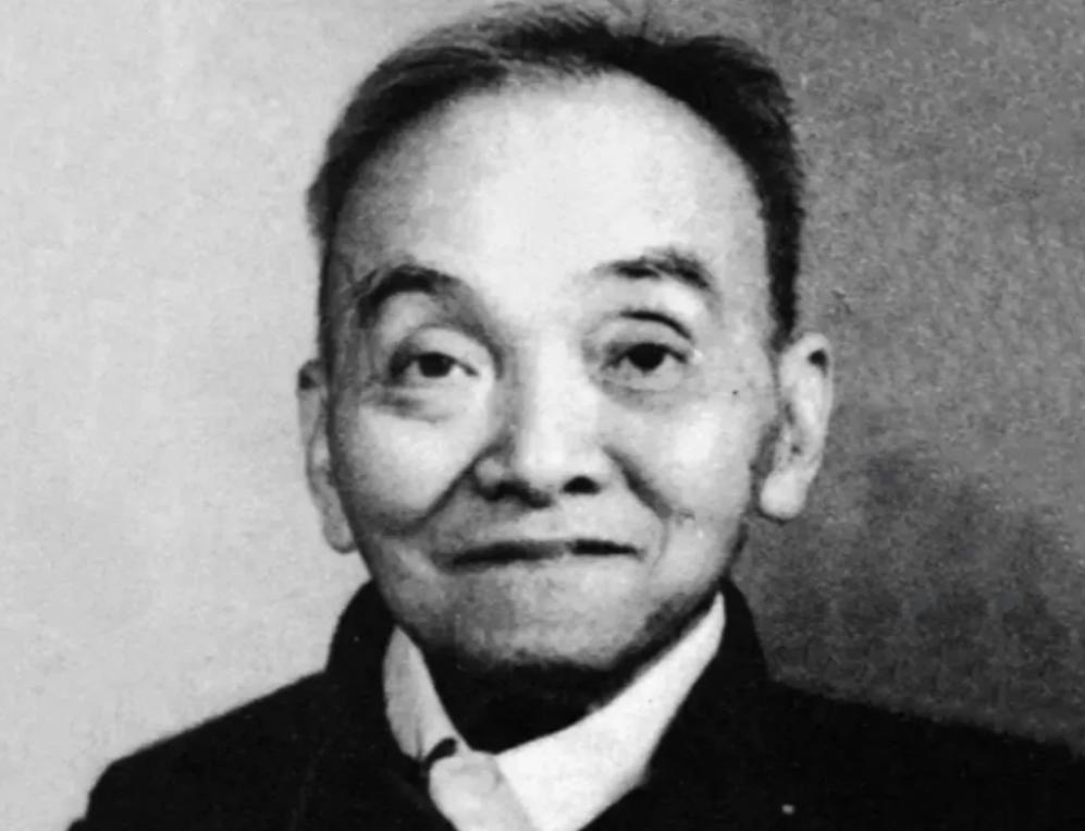 1949年4月的上海提篮桥监狱，铁钉刮过木床的声音在走廊里打转。范纪曼盯着墙