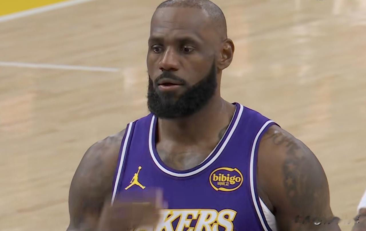 湖人队又在“啃老”啊！今天主场对阵雄鹿队的比赛，半场战罢，湖人队以52-61