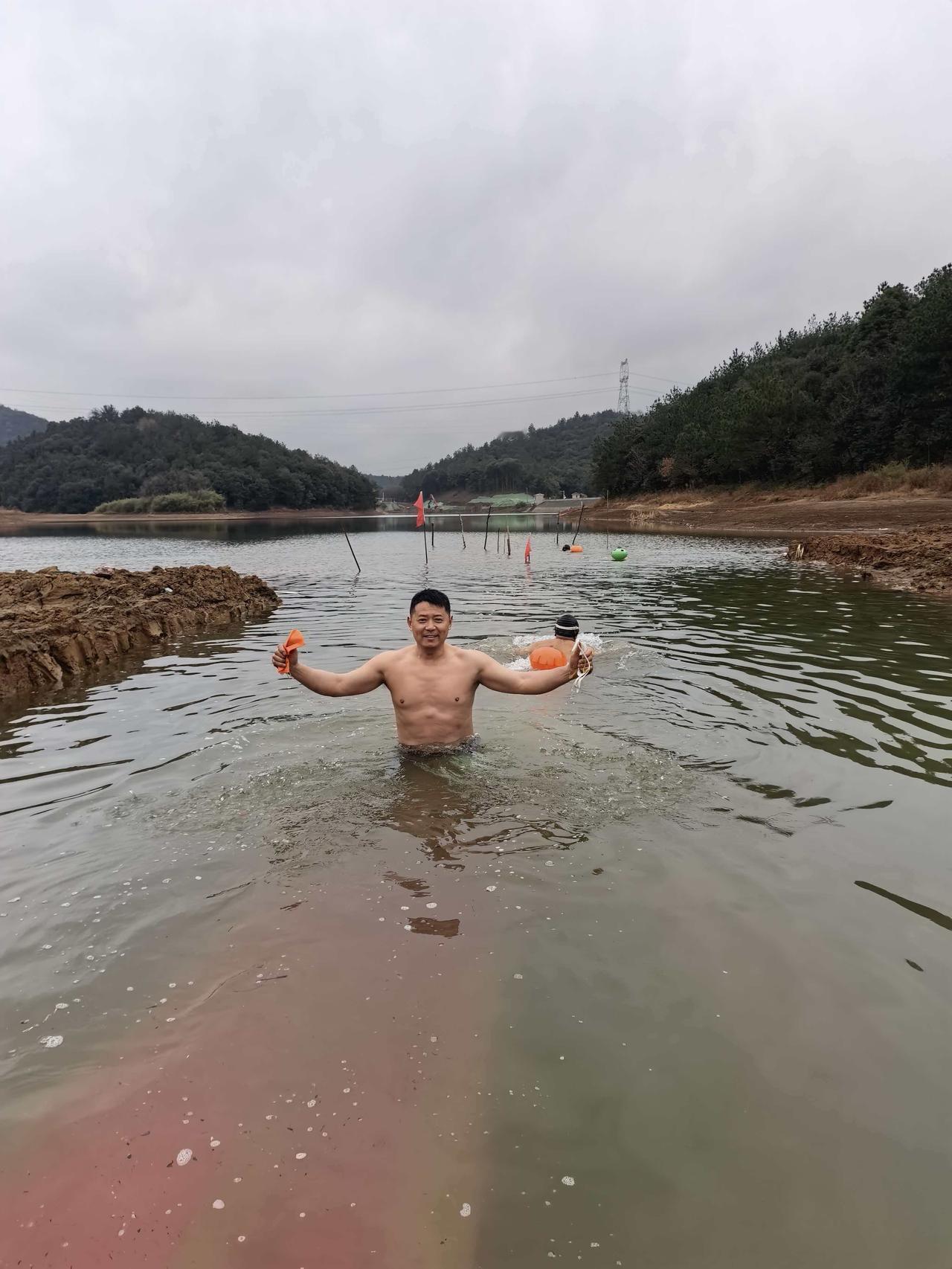 别被谣言带偏！真相就这两点一到冬天，冬泳爱好者总能刷屏，同时也有人疑惑：这么