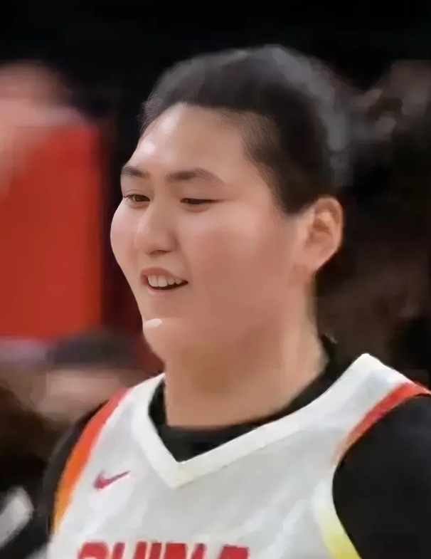 中国女篮太“欺负”人了。面对印尼队。肆无忌惮的把篮球向空中高高一抛。印尼球员仰着头。眼睁睁的目睹着球