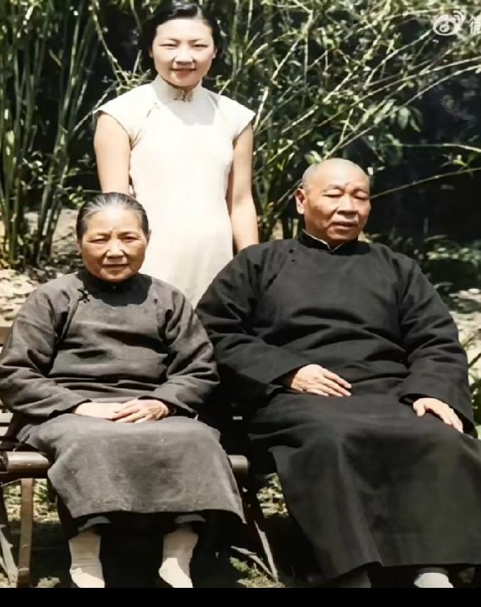 30年代上海黄家花园，黄金荣跟原配林桂生坐着，儿媳李志清站后头。当年叱咤风云的大