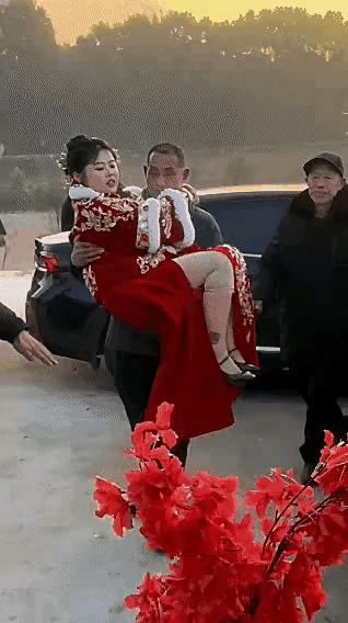 《结婚》儿子结婚不会抱，大家都在捂嘴笑。父亲立马来帮忙，…………？拋砖