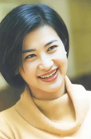 2000年，知名主持人吴小莉来到浙江，见到了自己同父异母的哥哥，她见哥哥家徒四