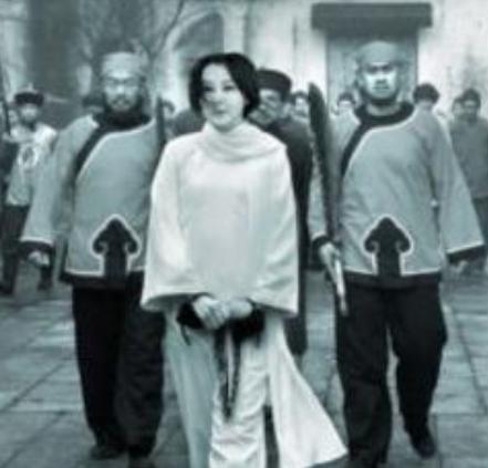 1907年，秋瑾临死前夕，山阴县令对秋瑾说：“我本欲救你一命，但我位卑言轻，