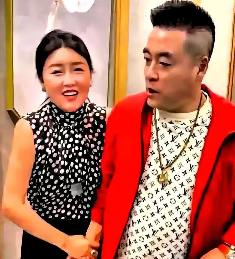 娇娇爆料自己在本山传媒工作时工资才3000块钱。像谢广坤这样比较有名气的也就80