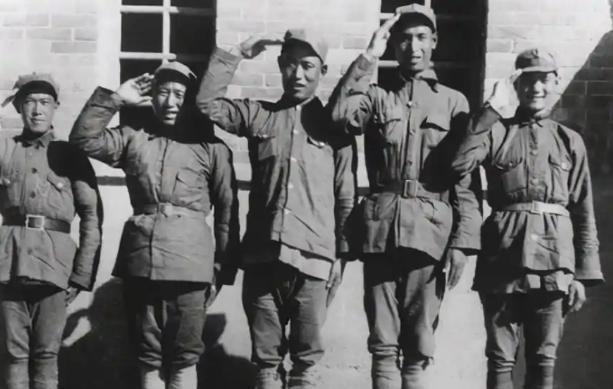 1953年，志愿军庆功会上，团政委向守义和老乡团长聊家世，聊着聊着，政委大吃一惊