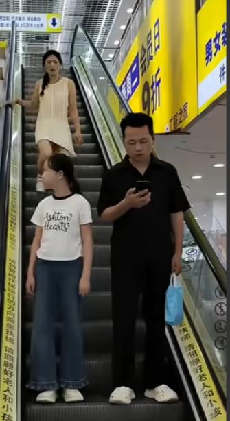 寒心！最熟悉的陌生人。夫妻离婚三年后，在商场电梯处偶遇，妻子看见丈夫带着女儿一下