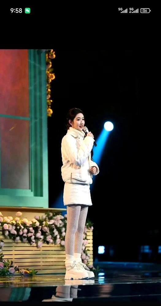 王玉雯这身跨年私服，真是白瞎了172的身材。平时红毯上光彩照人，结果跨年私下