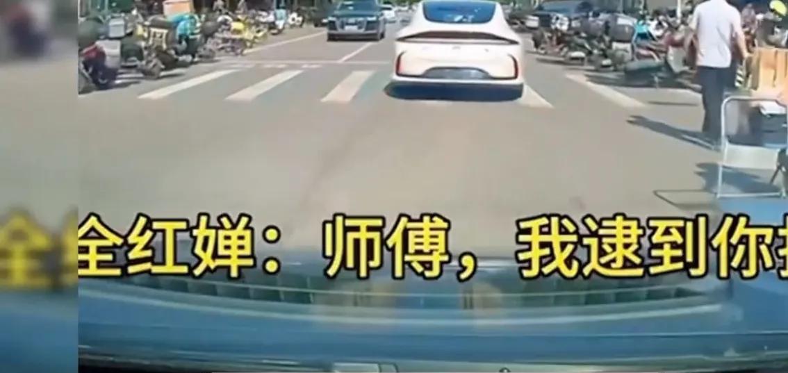 谁还没刷到全红婵追网约车的名场面啊！咱跳水天才妹妹在老家直接上演现实版“速度与激