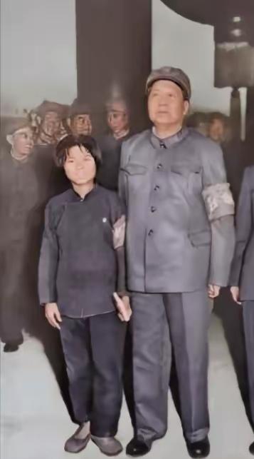 那年，毛主席在天安门城楼见到了“县委书记的好榜样”焦裕禄的女儿焦守云，并亲切地同