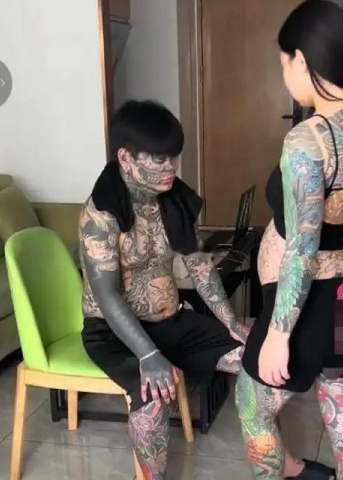 两口子去医院抽血体检，护士拿着针管犹豫半天迟迟下不去手。男的浑身上下密密麻麻全