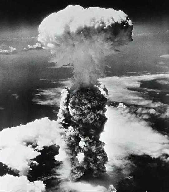 1945年，两颗原子弹落下后，日本不愿投降，并坚信美国人没有第三颗原子弹，可后来