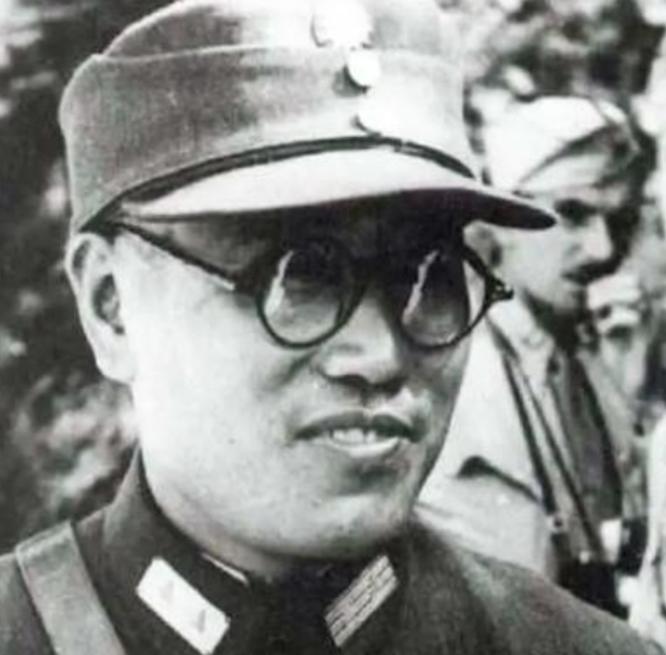 1948年10月12日，廖耀湘派手下的宪兵去枪毙作战不利的师长戴海容。宪兵刚走进