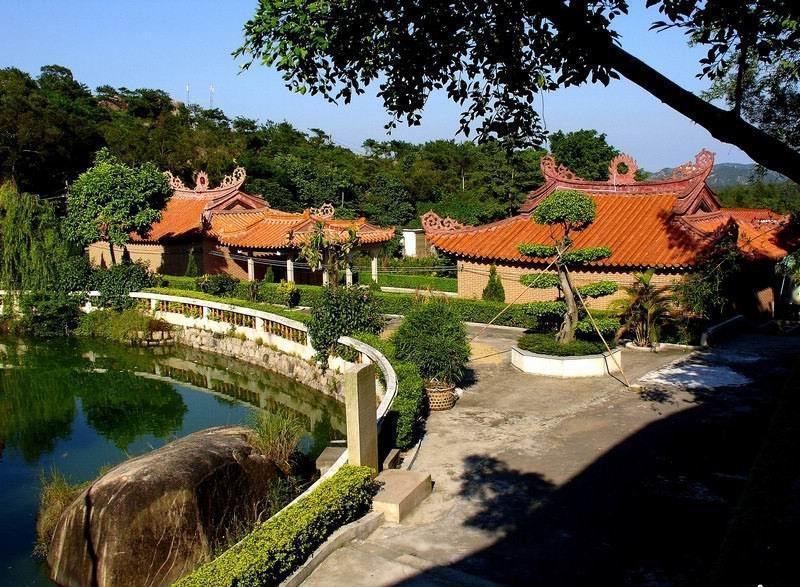 广东汕头也有桃花岛，岛上有一座巨峰寺，200余年的历史沉淀，让这座佛教古刹既有建