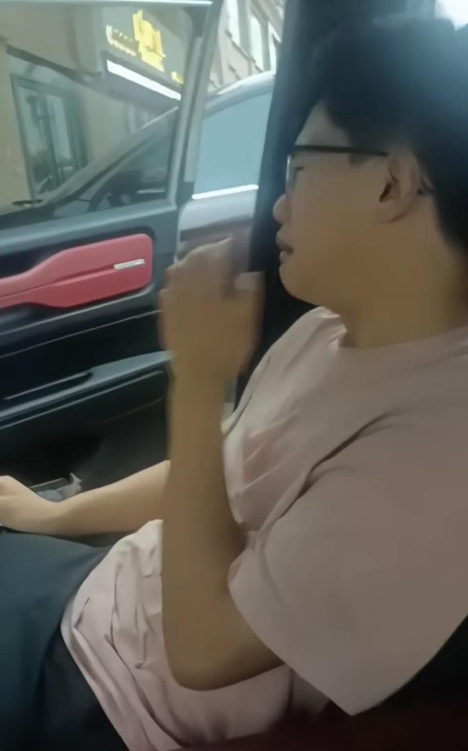 昨天下午高考考完数学，这位考生走出考场的那刻，崩溃了，对家长说，交卷的那一刻发现