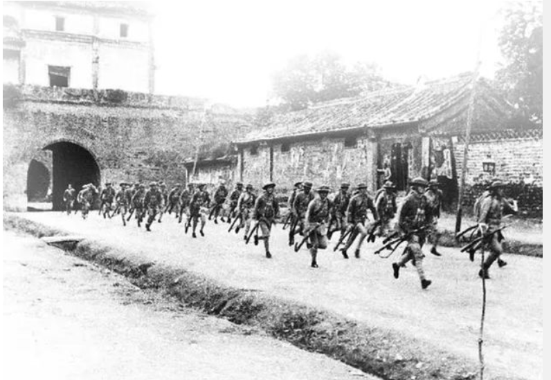 1941年，日本为搞垮中国经济，开始大量仿造民国法币。戴笠得知消息后，灵机一动，