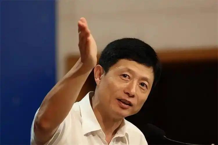 “让工人下岗，还让人家从头再来，你们为什么不从头再来？”这是艾跃进教授针对当时国
