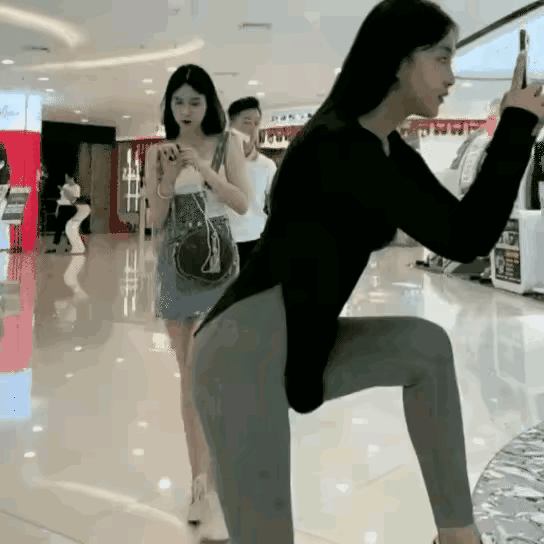 情缘就是这么奇妙，谁能想到牛仔裙美女一个“小动作”，非但没有让黑衣长发美女对白衣