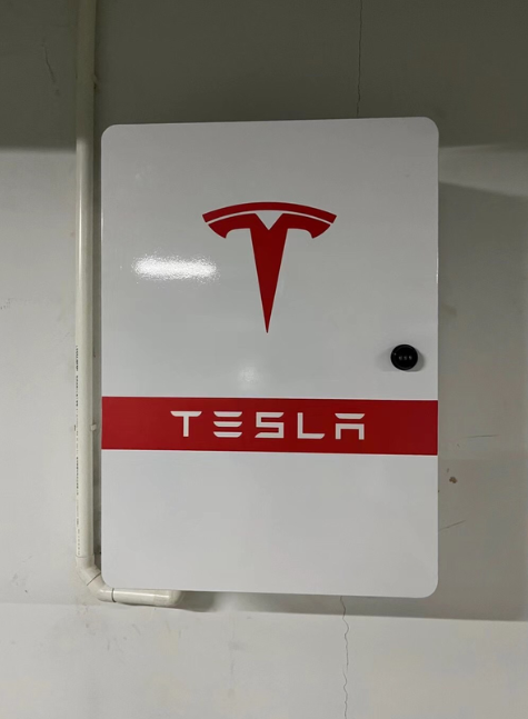 特斯拉原装充电桩，安装后问题安装的是380V电表，安装完成之后，晚上回来看的