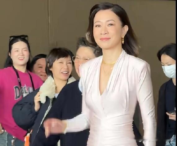 哇！佘诗曼居然留长发了，新造型真让人眼前一亮！这么多年短发看惯了，突然长发飘飘好