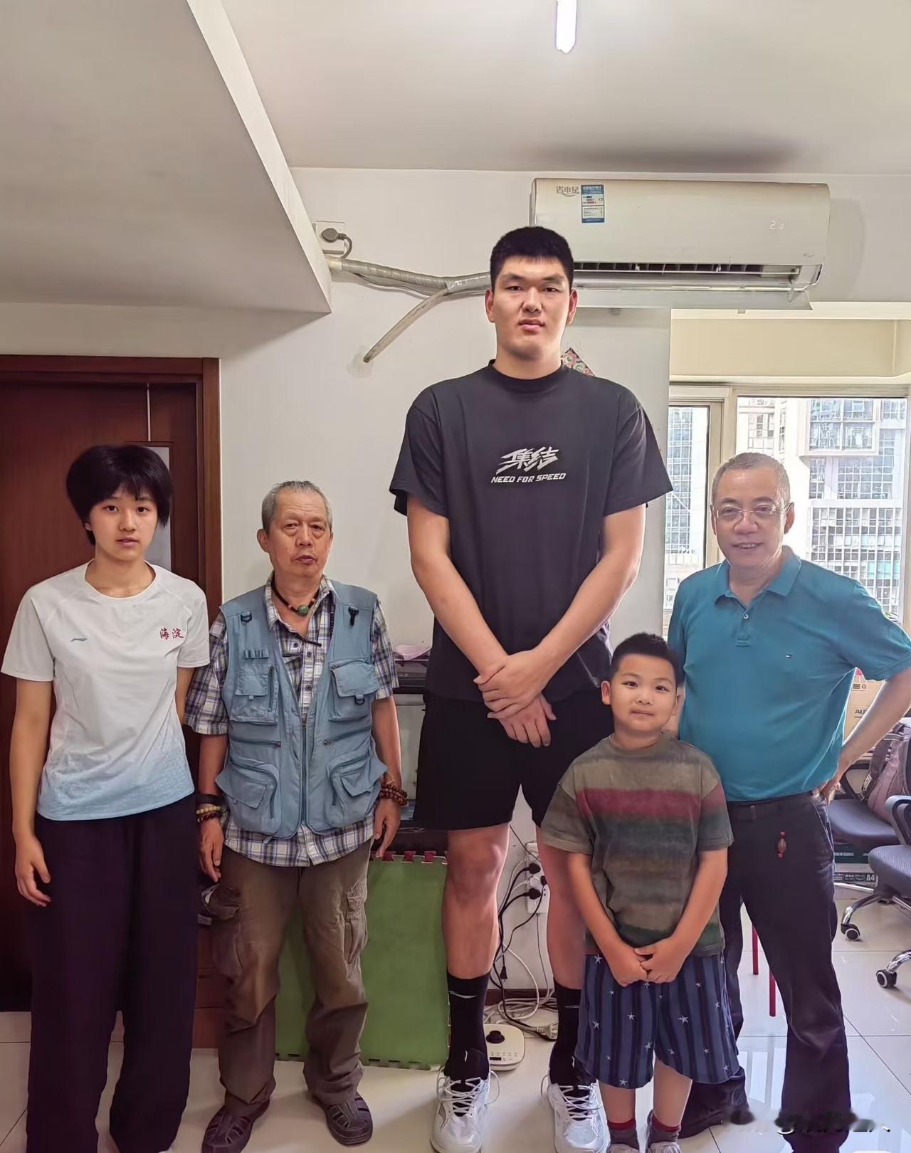 我去，这个个子高的是刘传兴吗？这哥们往那一站，2米25的大个儿，260斤的体