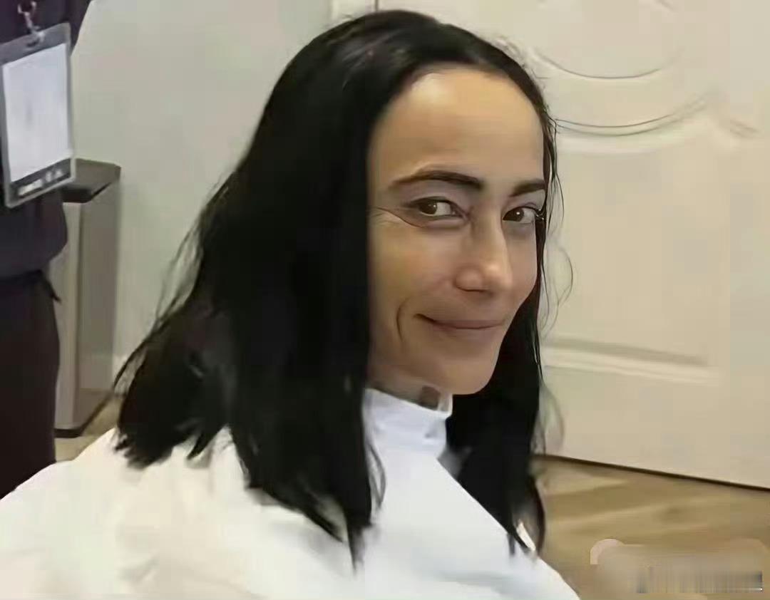 吴彦祖晒出和老婆的合照，看样子像是在陪着老婆理发