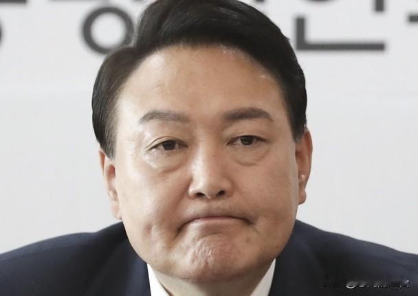 尹锡悦怎么也没想到，明天将在拘留所里被逮捕！尹锡悦自从进了拘留所，耍无赖装病不