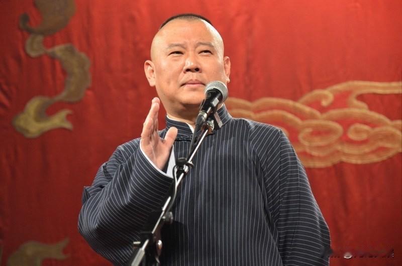 2006年，郭德纲邀请马季，为自己的德云社题字。有人打电话给马季，劝他别题字