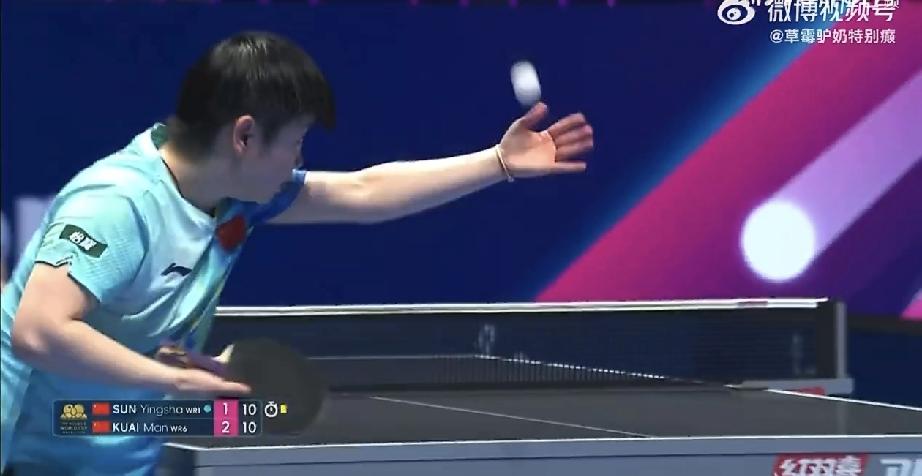 两个人同时去换了球衣，第四局结束后孙颖莎🇨🇳和蒯曼🇨🇳都去换球衣，由裁