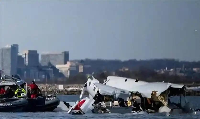 美军南海双机坠海，霸权衰落的四重信号南海的浪头比新闻还响，10月26日，美