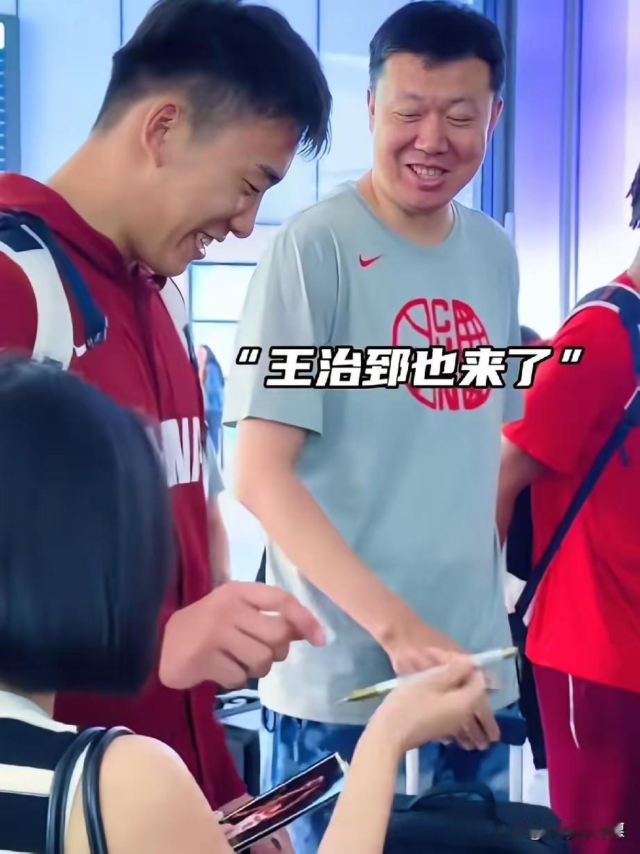 王治郅加入中国男篮教练组！昨天，中国男篮正式抵达杭州参加接下来三国热身，而有