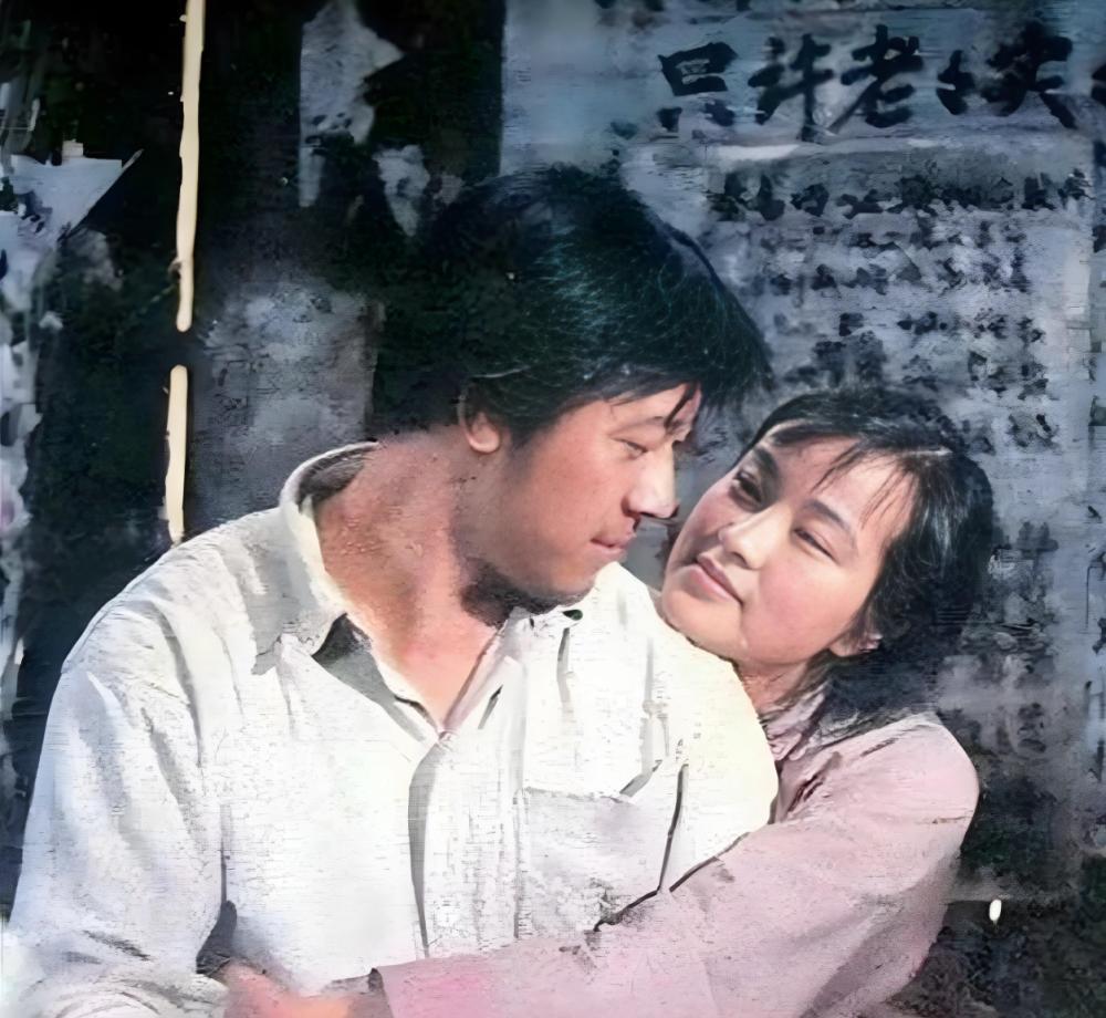 1986年，31岁的刘晓庆和23岁的姜文，因拍摄《芙蓉镇》因戏生情，两人相差8岁