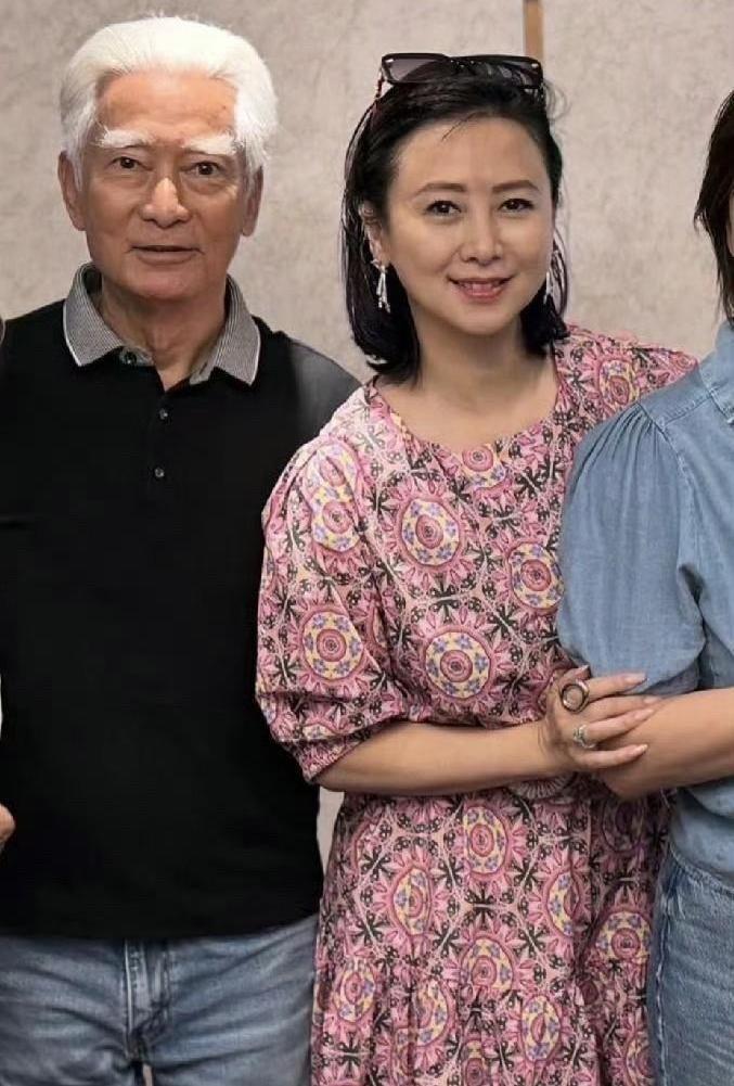 你要说他们是父女，我绝对信。可偏偏有人告诉我，翁虹和旁边这位男明星是同龄人。