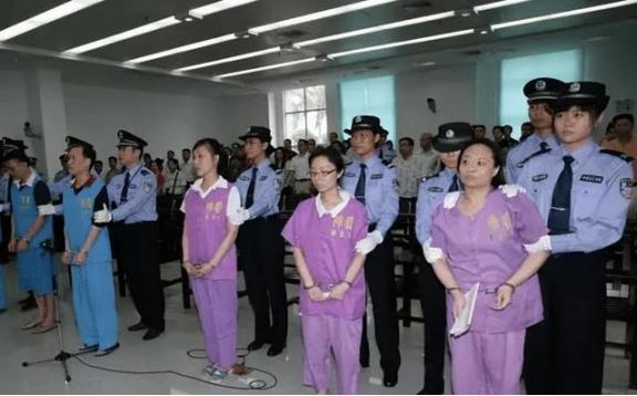 广东女贪官贪污13个亿，她是新中国贪污最大的女局长，被执行死刑前却说：戏称，我对