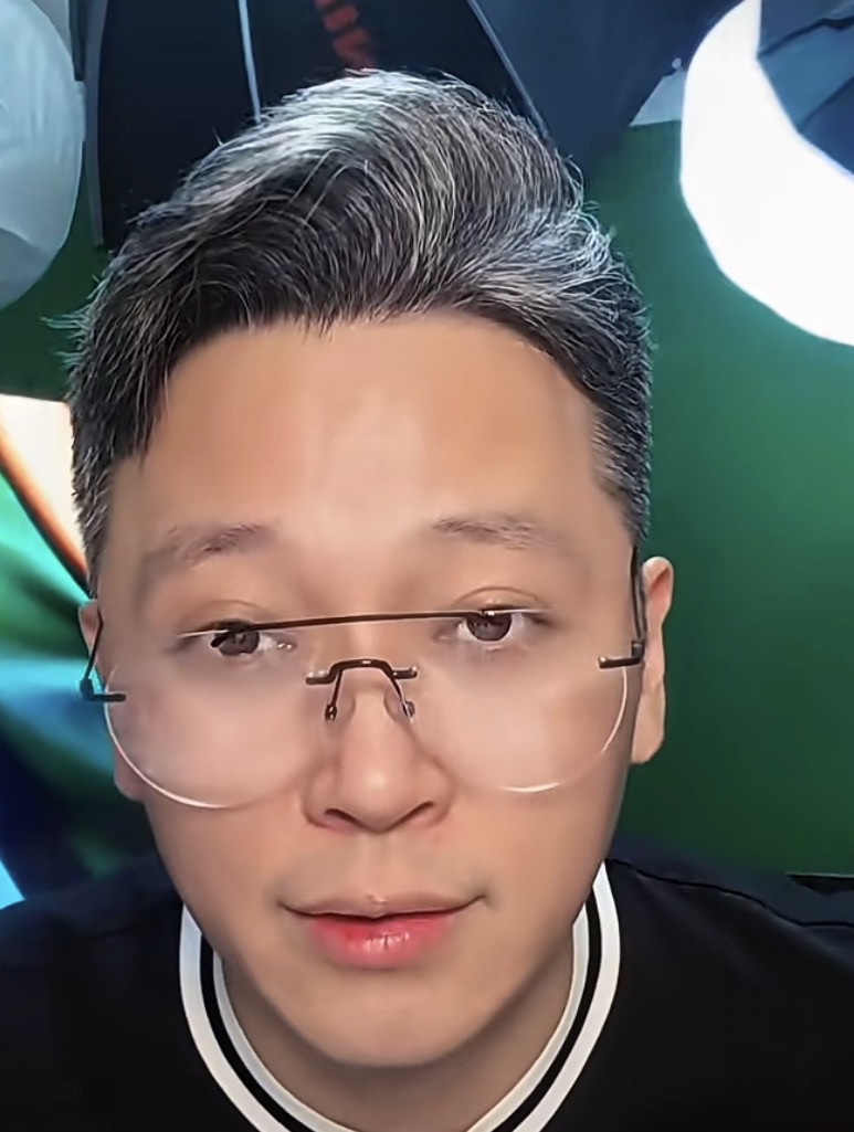 解说员周亮表示，同样是中超的俱乐部，北京国安和上海海港差距怎么这么大呢？周亮认为北京国安是非常大气的