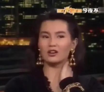 一次，黄霑问张曼玉：“跟你拍过吻戏的男演员谁最坏？”张曼玉尴尬摸了摸脖子说：“他
