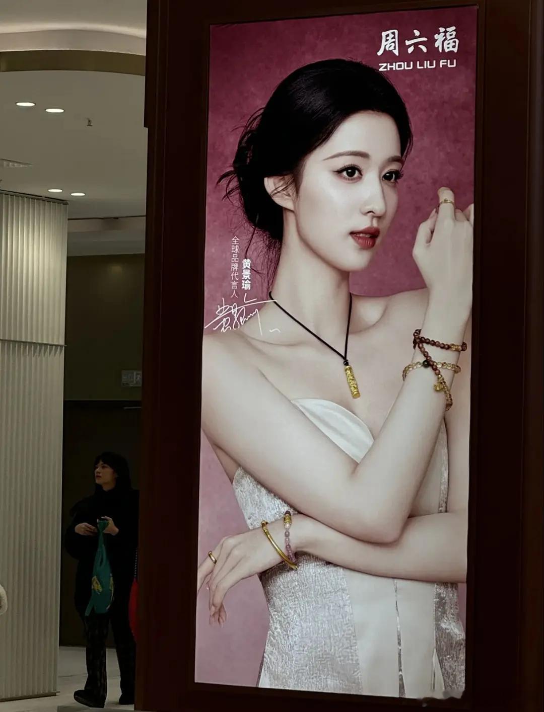 职场果然都是草台班子那么大的一个错误名字没一个人发现...