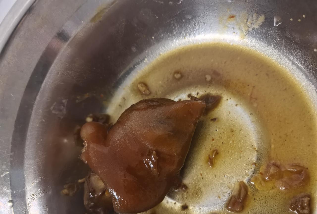 老公说猪蹄不能给儿子吃，吃了猪蹄找不到老婆，他也不吃，每次都是我吃[捂脸哭]简直就