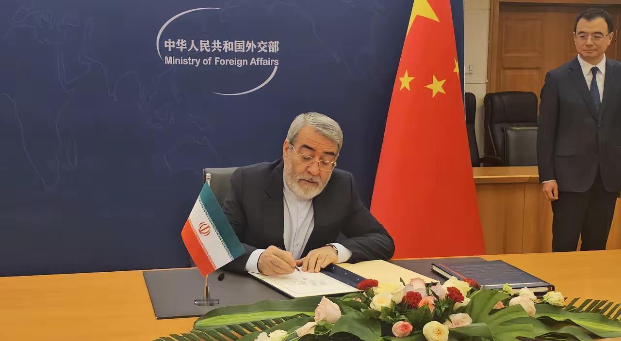 犹豫了半个月，伊朗还是决定加入这个由中国倡议建立的组织。7月31日，伊朗驻华