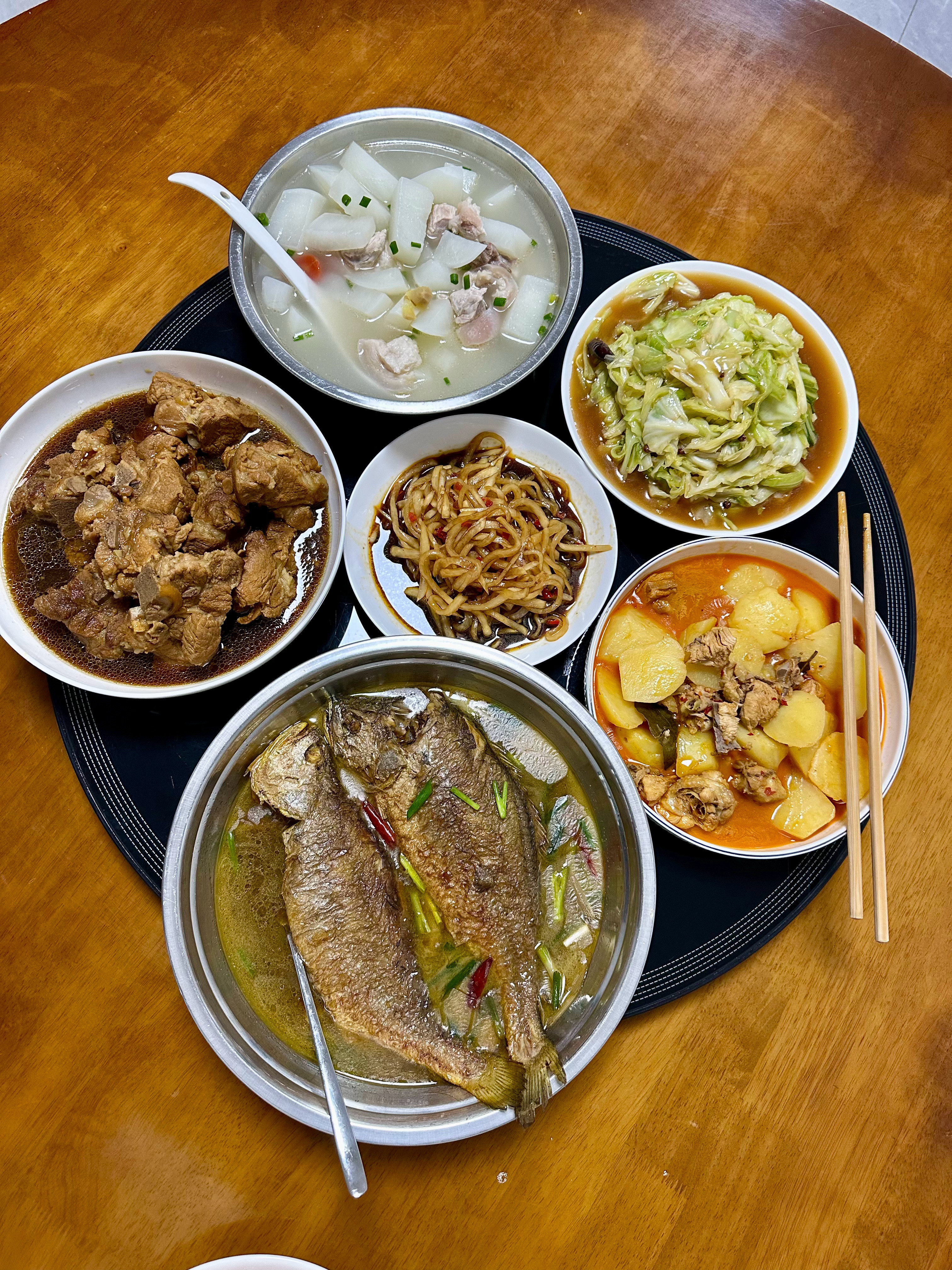 好想搞个红油蘸水吃肘子炖萝卜成都