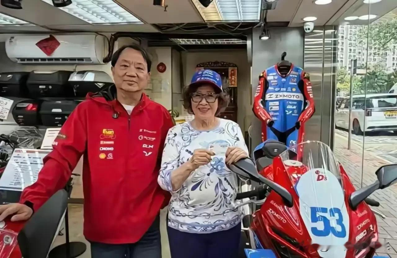 97岁李锦记掌门人喝冰可乐，不查不知道，一查我直接跪了。一个97岁的老太太，