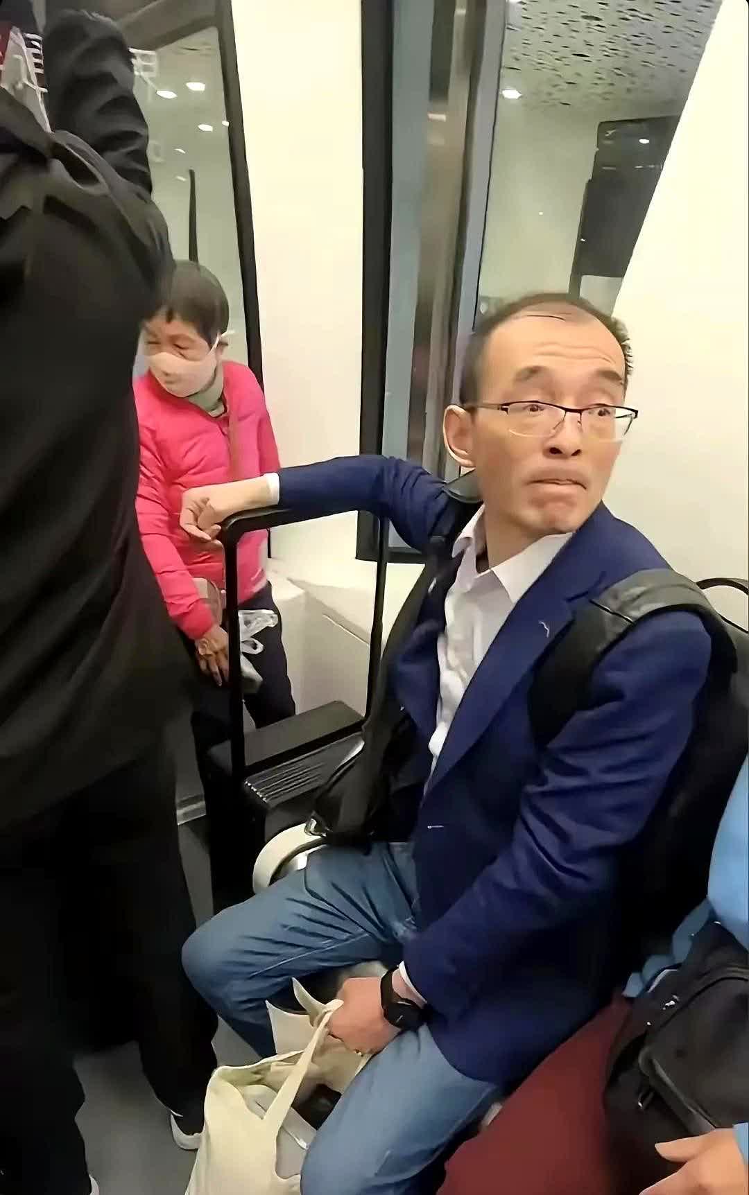 认亲的时候，谢妈妈是个外人；送谢浩男回学校，谢爸爸成了外人。在这一刻，他