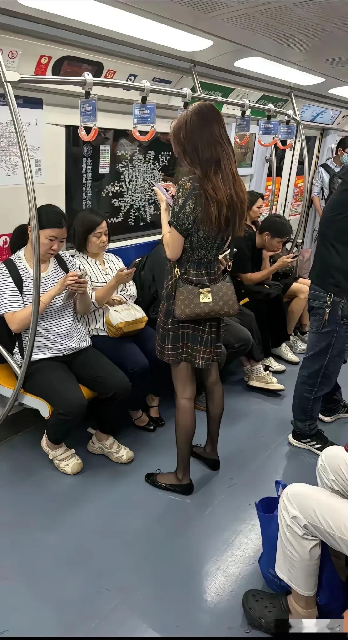一看就是北方地铁，冷死不足，乘客都是短裙短袖。上海地铁敢这么穿，能把人冻僵。