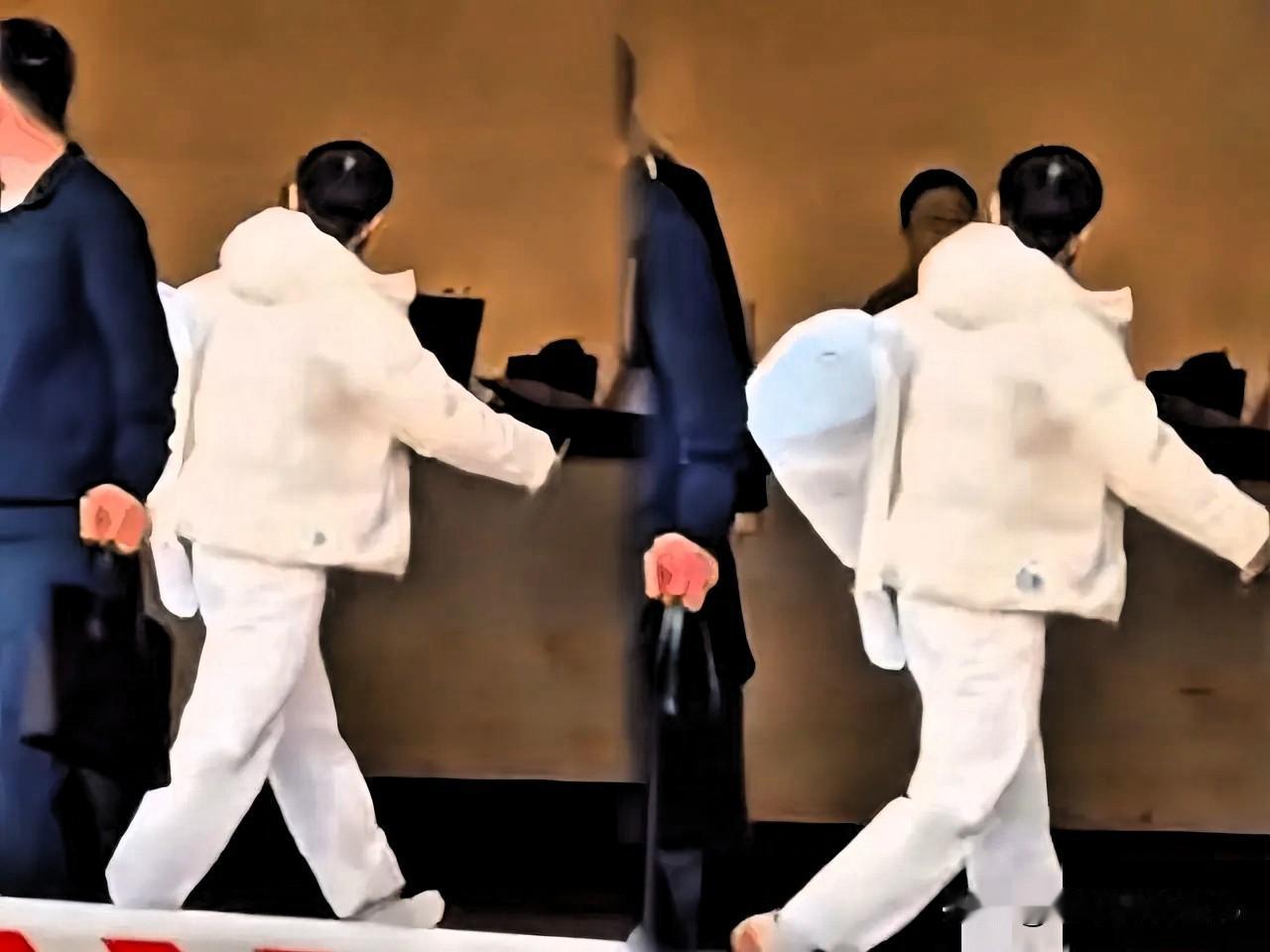 莎莎出发去成都啦！莎莎出发去成都啦！偷偷地换了个新发型，剪短了。