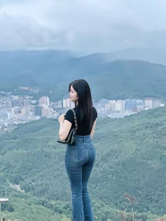山青水秀的景色紧身牛仔裤搭配尽显优雅魅力